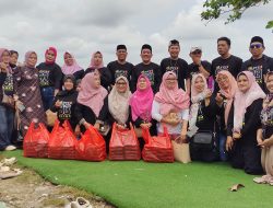 Tebar Kebaikan dengan Berbagi Takjil Alumni SMP Negeri 2 Parepare 93 di jalan Matrtirotasi 