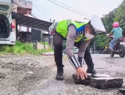 Polisi di Parepare Tambal Jalan Berlubang Jelang Mudik Lebaran