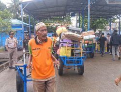 Berjuang di Tengah Arus Mudik, Demi Baju Lebaran Cucu Porter Lansia di Pelabuhan Nusantara Parepare Rela Berpeluh
