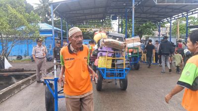 Berjuang di Tengah Arus Mudik, Demi Baju Lebaran Cucu Porter Lansia di Pelabuhan Nusantara Parepare Rela Berpeluh